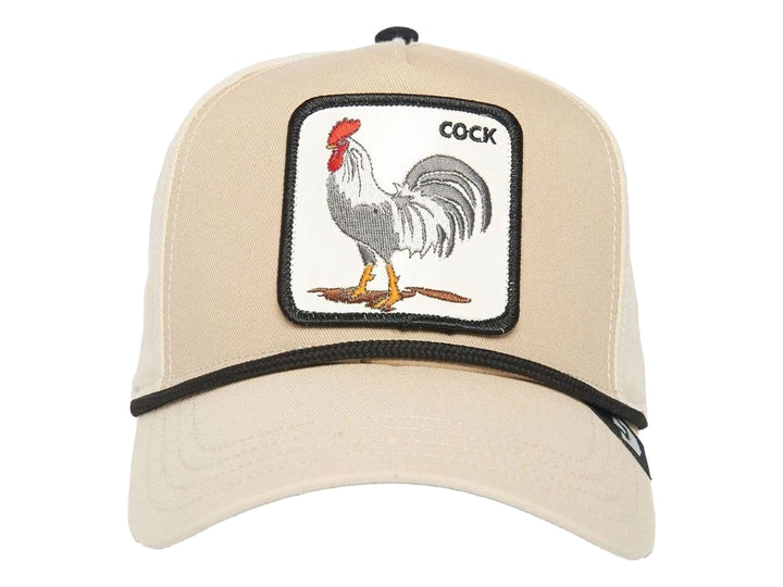 Gorra Goorin Bros color crema con parche frontal bordado de un gallo y detalle en negro sobre la visera.