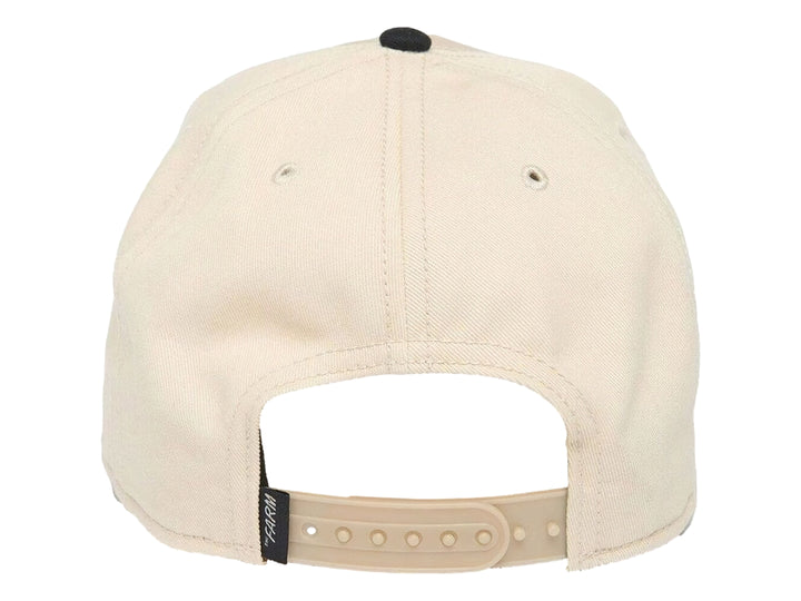 Gorra Goorin Bros color crema con parche frontal bordado de un gallo y detalle en negro sobre la visera.