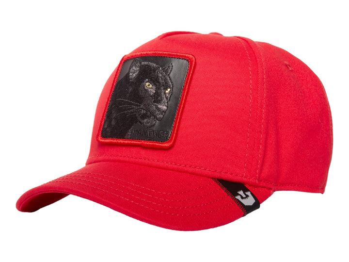 Gorra roja de Goorin Bros con un parche frontal cuadrado que muestra la imagen de una pantera negra.