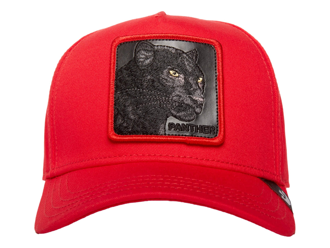 Gorra roja de Goorin Bros con un parche frontal cuadrado que muestra la imagen de una pantera negra.