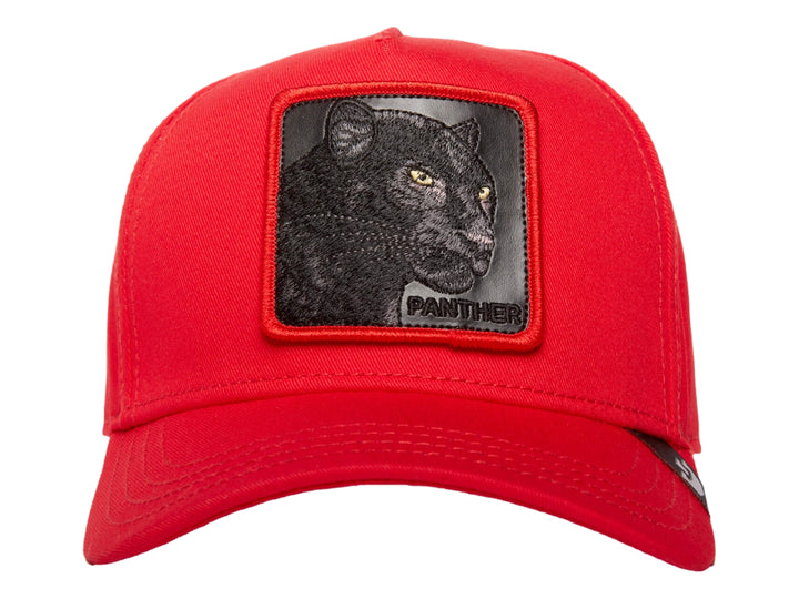 Gorra roja de Goorin Bros con un parche frontal cuadrado que muestra la imagen de una pantera negra.