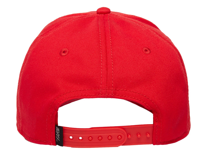 Gorra roja de Goorin Bros con un parche frontal cuadrado que muestra la imagen de una pantera negra.