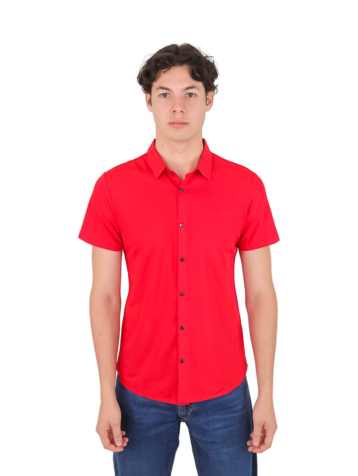 Hombre vistiendo una camisa de manga corta color rojo con botones y cuello.