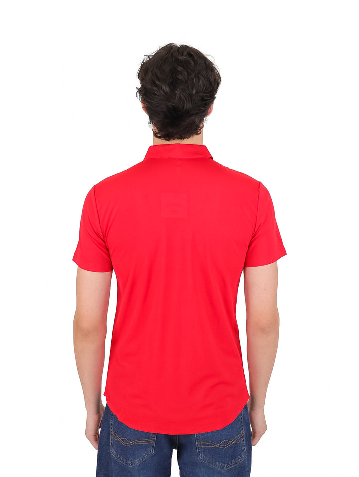 Hombre vistiendo una camisa de manga corta color rojo con botones y cuello.