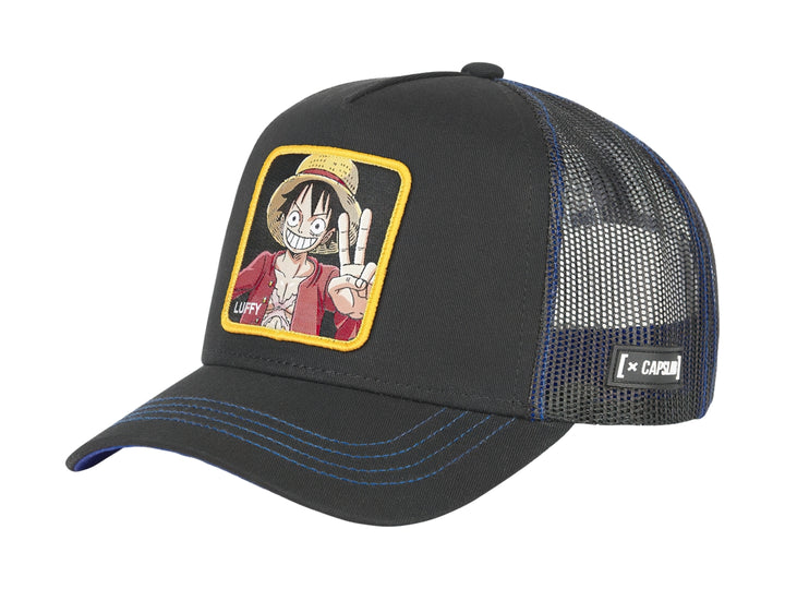 Gorra negra tipo trucker con parche frontal de Luffy de One Piece y detalles en azul.