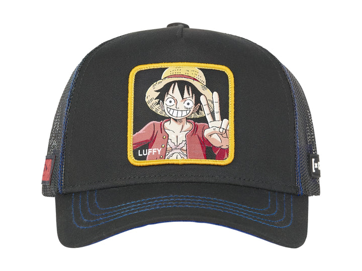 Gorra negra tipo trucker con parche frontal de Luffy de One Piece y detalles en azul.