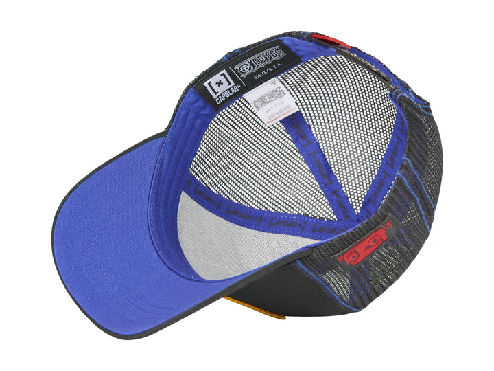Gorra negra tipo trucker con parche frontal de Luffy de One Piece y detalles en azul.