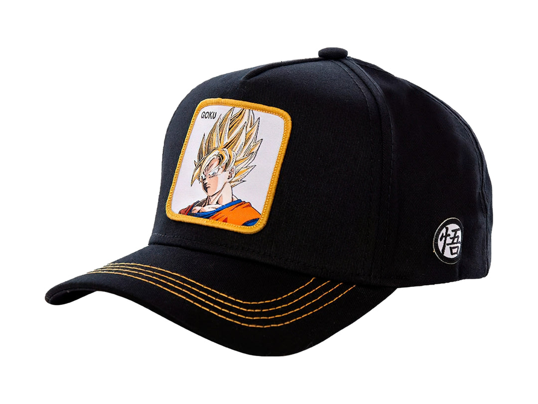 Gorra snapback color negro con parche frontal de Goku y costuras amarillas en la visera.