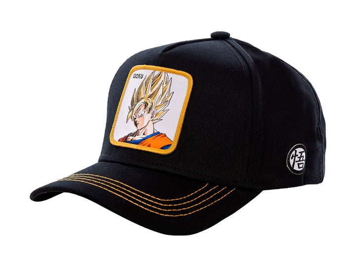 Gorra snapback color negro con parche frontal de Goku y costuras amarillas en la visera.