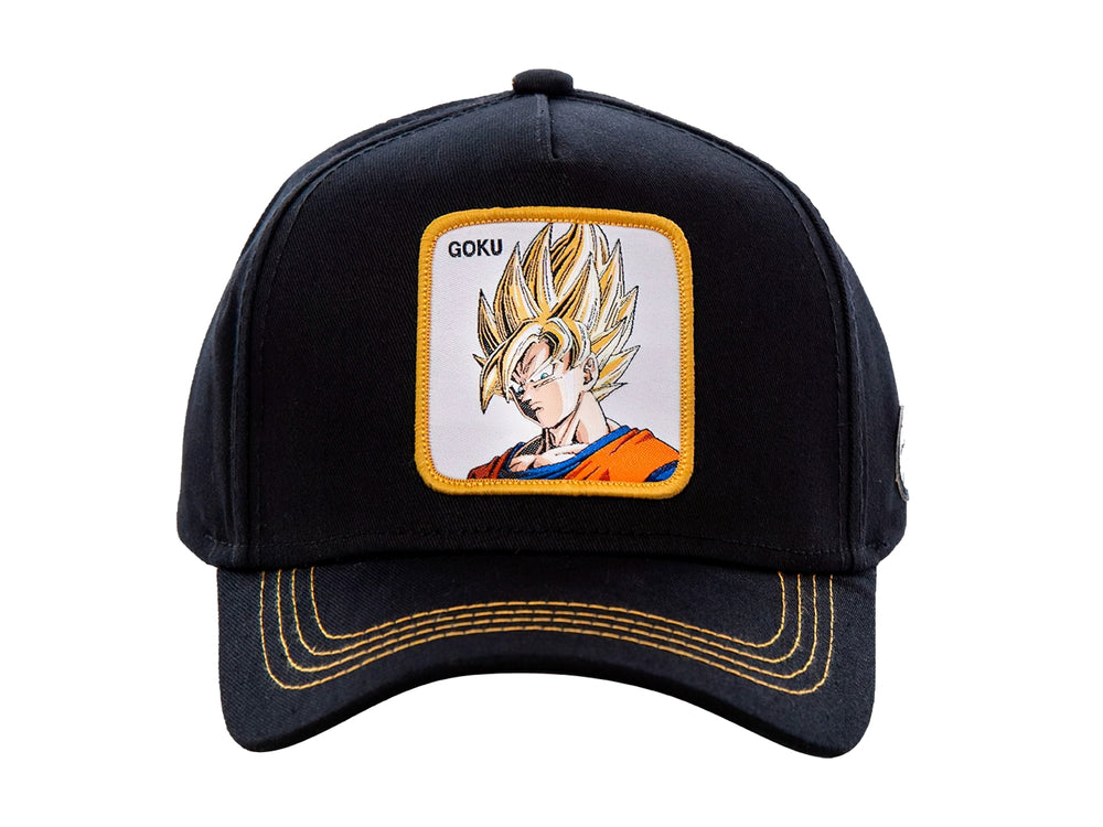 Gorra snapback color negro con parche frontal de Goku y costuras amarillas en la visera.