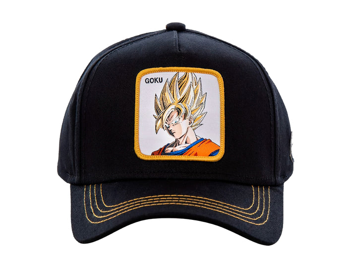 Gorra snapback color negro con parche frontal de Goku y costuras amarillas en la visera.