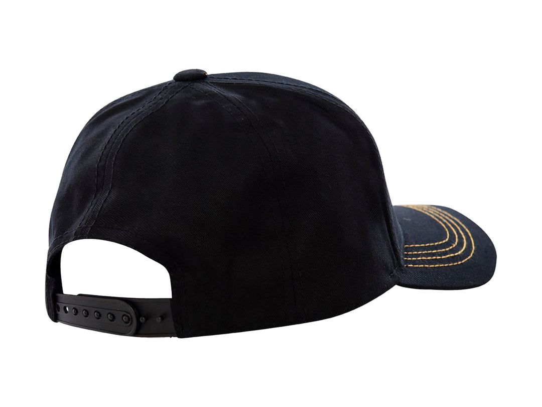 Gorra snapback color negro con parche frontal de Goku y costuras amarillas en la visera.
