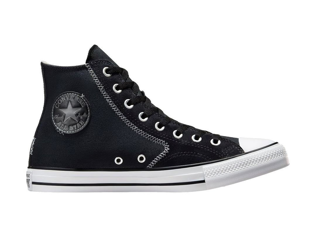 Tenis Converse Chuck Taylor All Star de bota alta en color negro con suela y punta blanca.