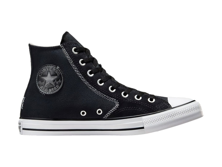 Tenis Converse Chuck Taylor All Star de bota alta en color negro con suela y punta blanca.