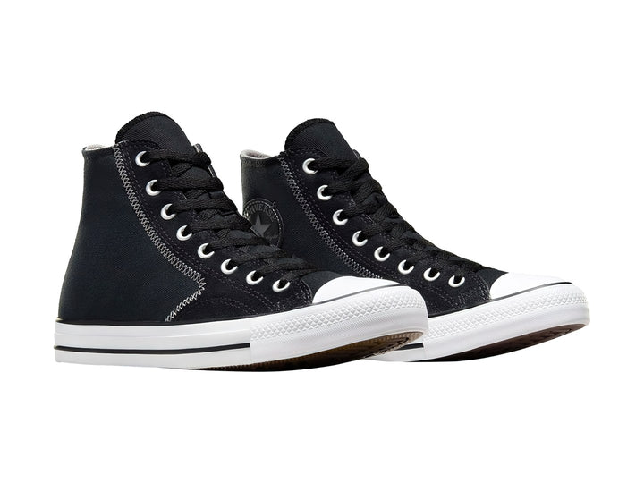 Tenis Converse Chuck Taylor All Star de bota alta en color negro con suela y punta blanca.