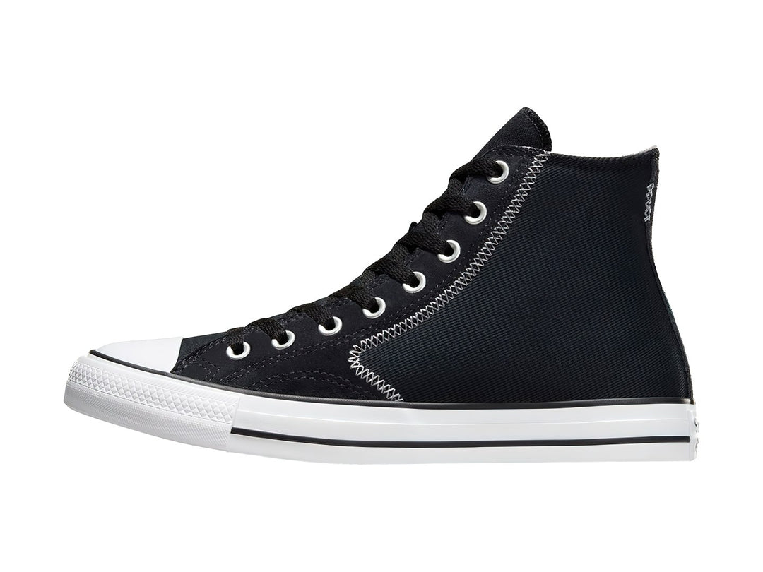 Tenis Converse Chuck Taylor All Star de bota alta en color negro con suela y punta blanca.
