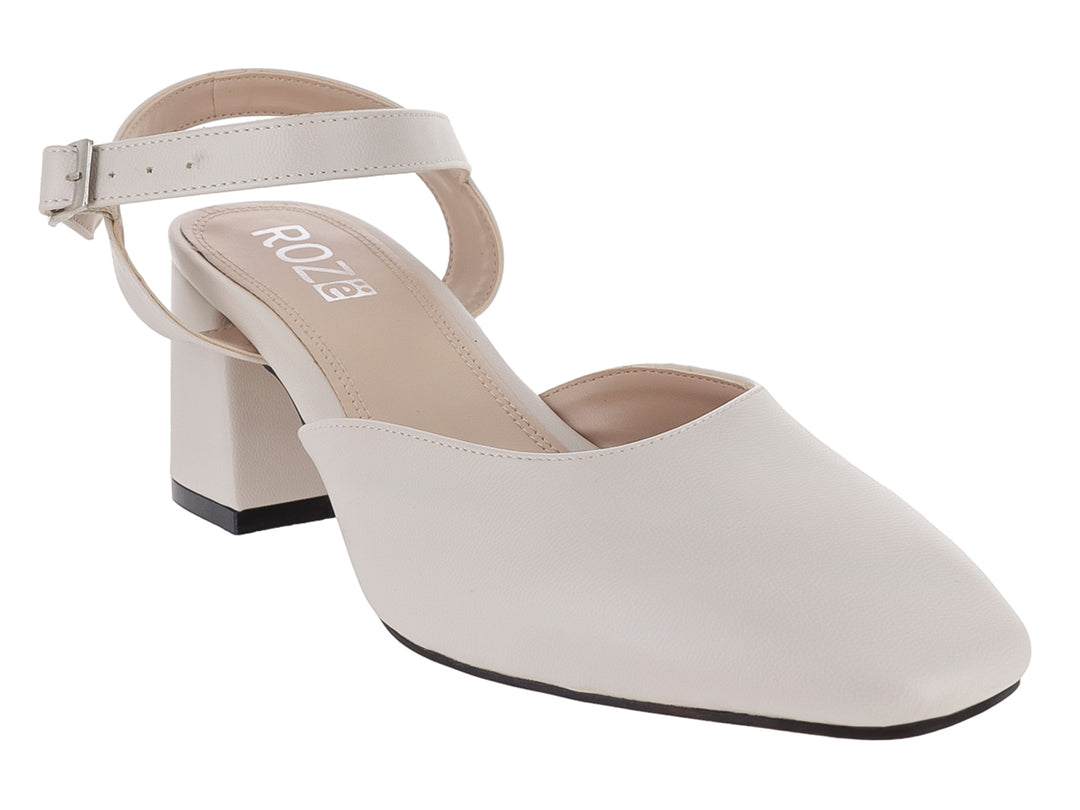 Zapato beige de tacón cuadrado y correa al tobillo con hebilla, estilo elegante para mujer.