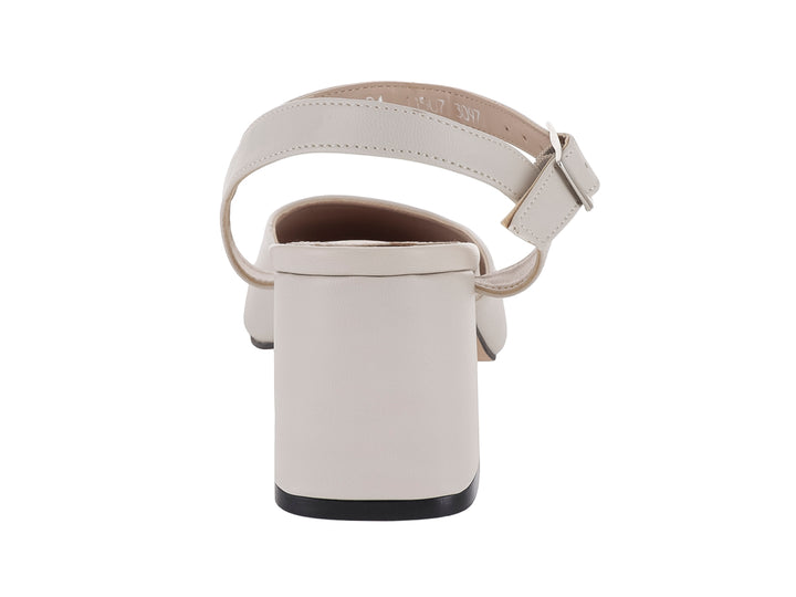 Zapato beige de tacón cuadrado y correa al tobillo con hebilla, estilo elegante para mujer.