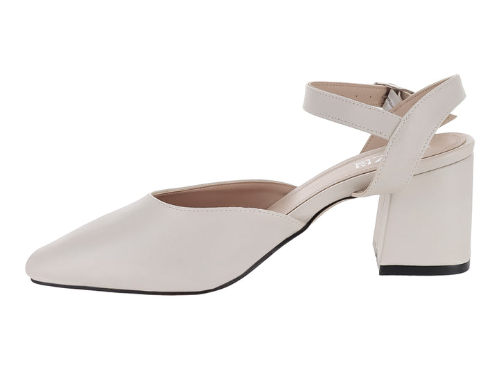 Zapato beige de tacón cuadrado y correa al tobillo con hebilla, estilo elegante para mujer.