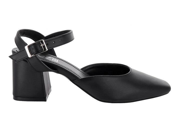 Zapato negro de tacón cuadrado con correa al tobillo y punta cerrada.