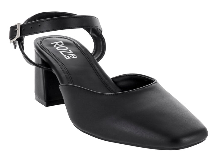 Zapato negro de tacón cuadrado con correa al tobillo y punta cerrada.