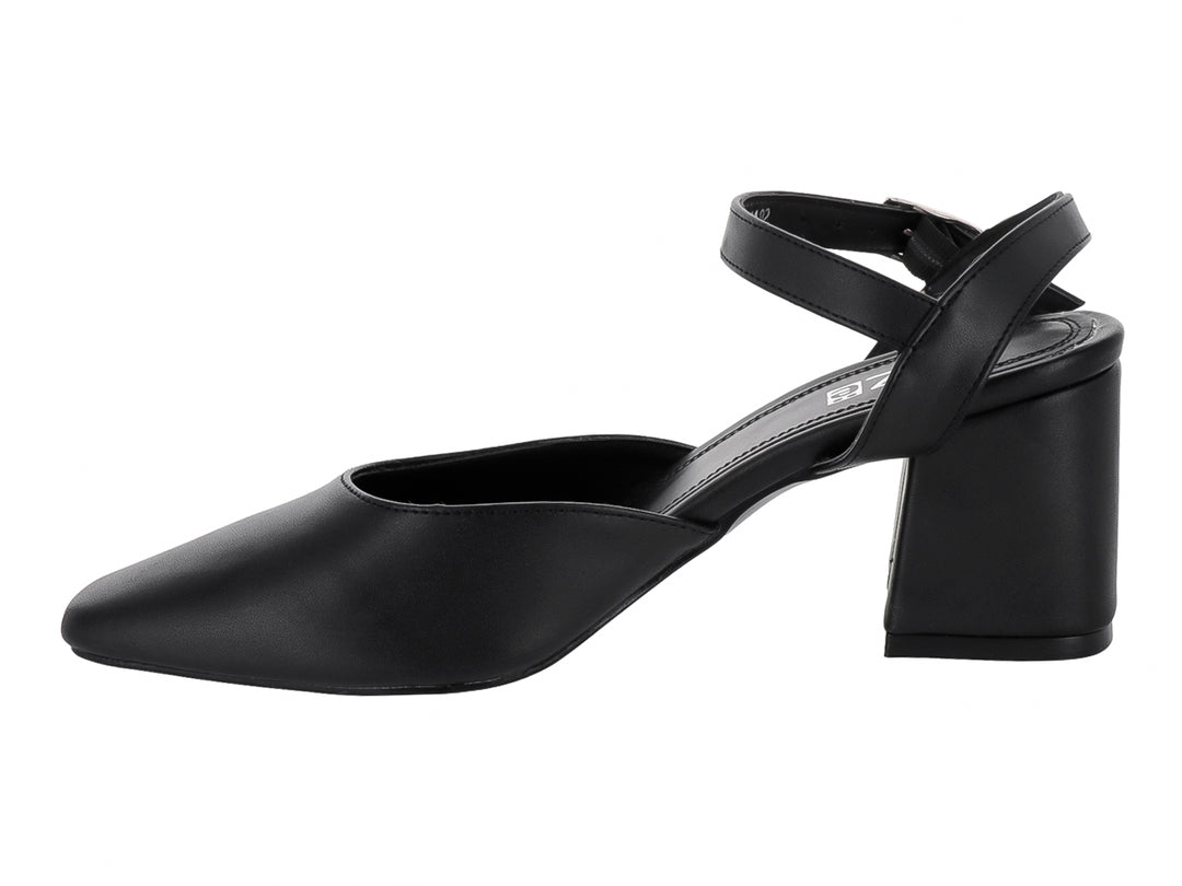 Zapato negro de tacón cuadrado con correa al tobillo y punta cerrada.