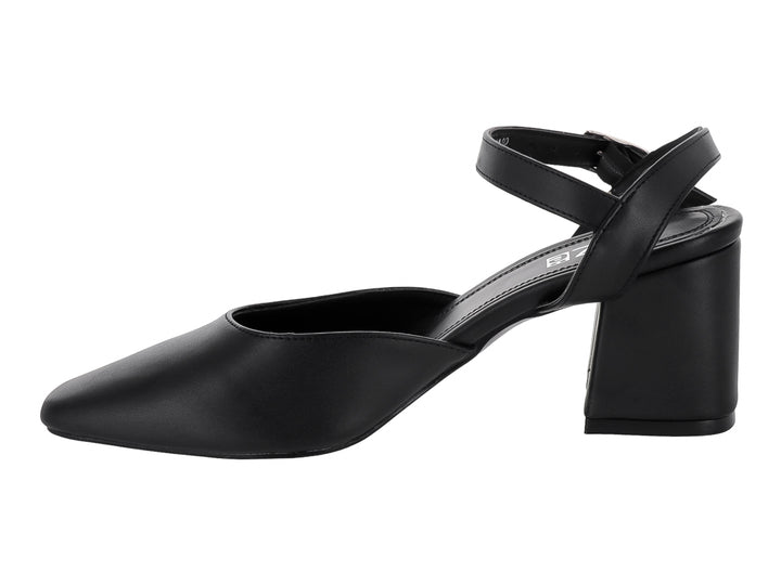 Zapato negro de tacón cuadrado con correa al tobillo y punta cerrada.