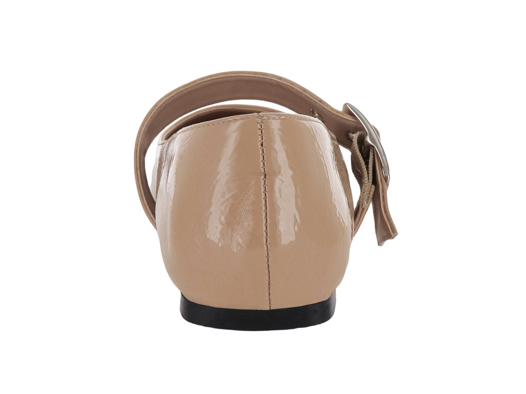 Zapato plano de charol color maquillaje con hebilla plateada decorativa en el empeine.