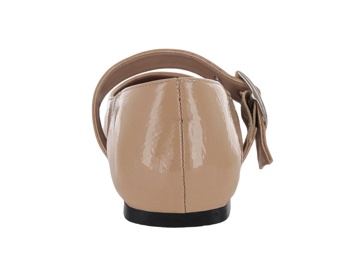 Zapato plano de charol color maquillaje con hebilla plateada decorativa en el empeine.