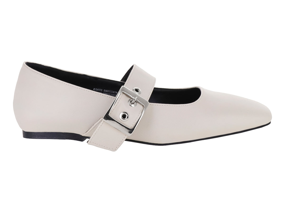 Zapato plano color beige para mujer con detalle de correa y hebilla metálica en el empeine.
