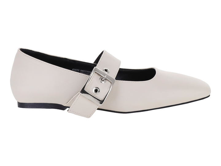 Zapato plano color beige para mujer con detalle de correa y hebilla metálica en el empeine.