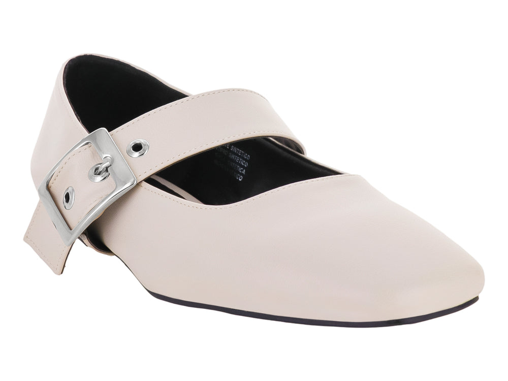 Zapato plano color beige para mujer con detalle de correa y hebilla metálica en el empeine.
