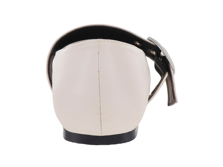 Zapato plano color beige para mujer con detalle de correa y hebilla metálica en el empeine.