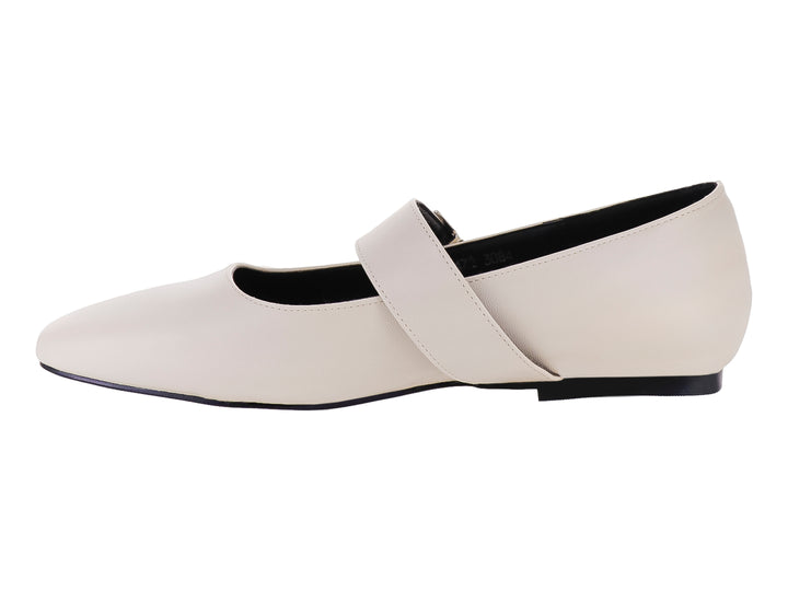 Zapato plano color beige para mujer con detalle de correa y hebilla metálica en el empeine.