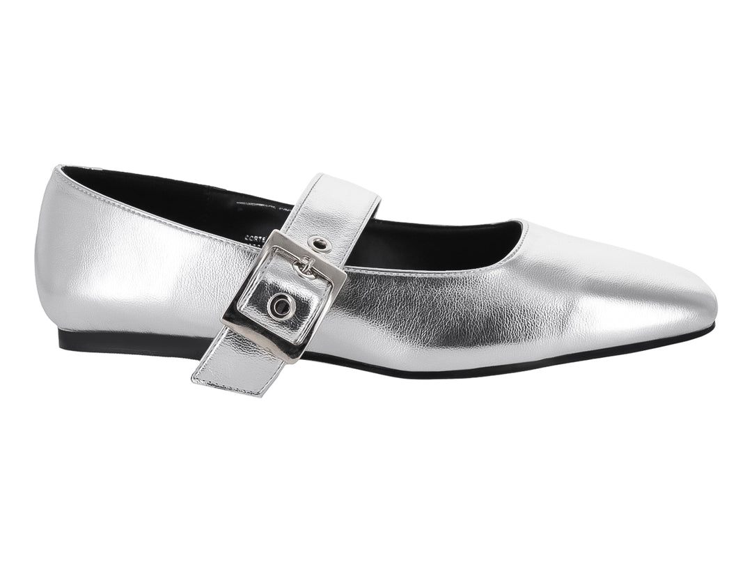 Zapato plano color plata metálico para mujer con correa y hebilla cuadrada sobre fondo blanco.