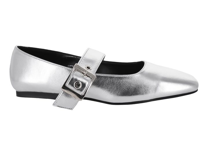 Zapato plano color plata metálico para mujer con correa y hebilla cuadrada sobre fondo blanco.