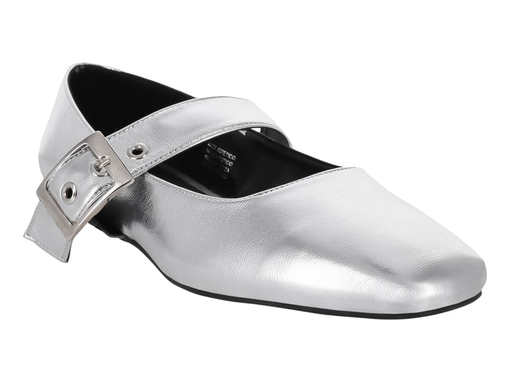 Zapato plano color plata metálico para mujer con correa y hebilla cuadrada sobre fondo blanco.