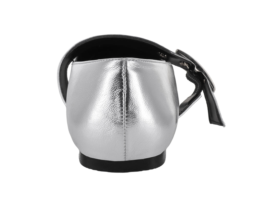 Zapato plano color plata metálico para mujer con correa y hebilla cuadrada sobre fondo blanco.