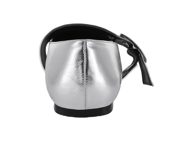 Zapato plano color plata metálico para mujer con correa y hebilla cuadrada sobre fondo blanco.
