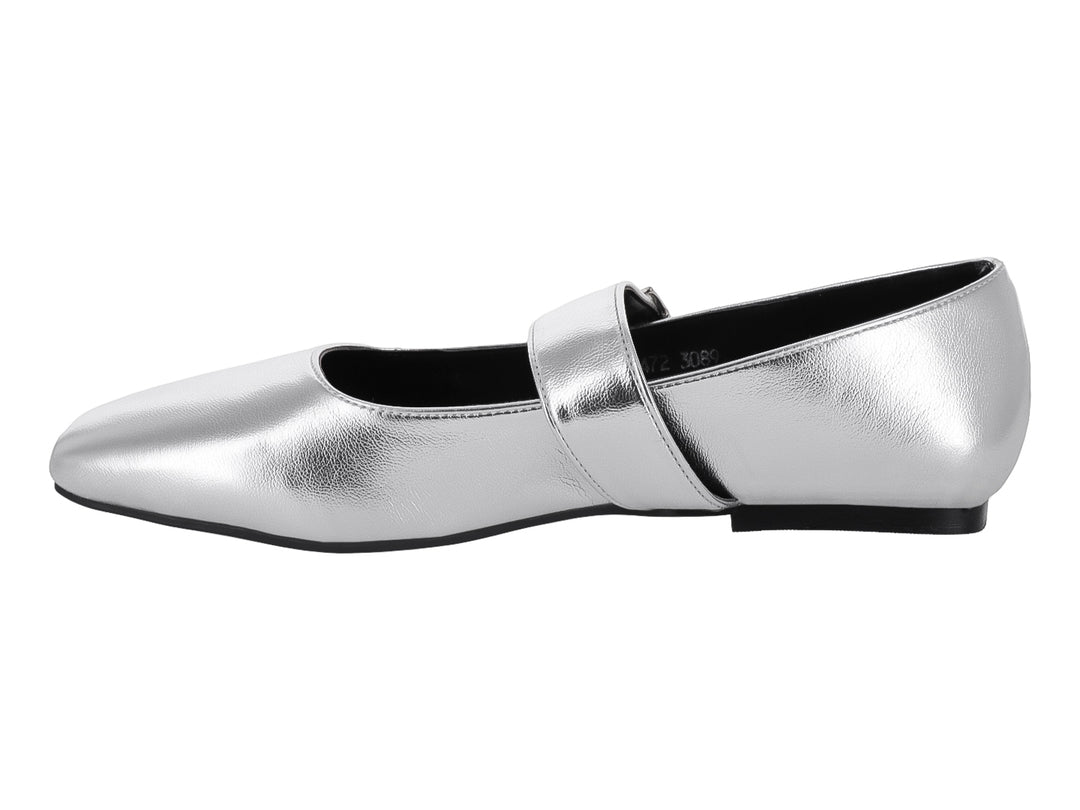Zapato plano color plata metálico para mujer con correa y hebilla cuadrada sobre fondo blanco.
