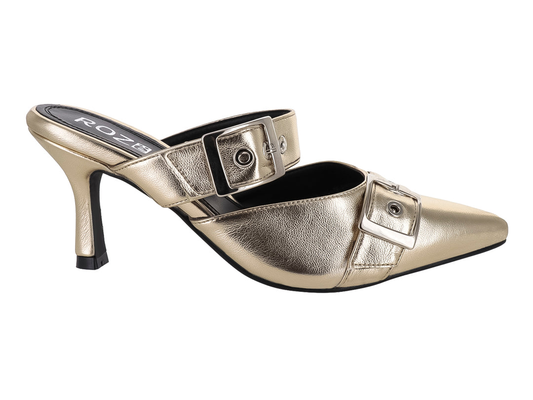 Sandalia mule color oro metálico con punta fina, tacón y hebillas decorativas.