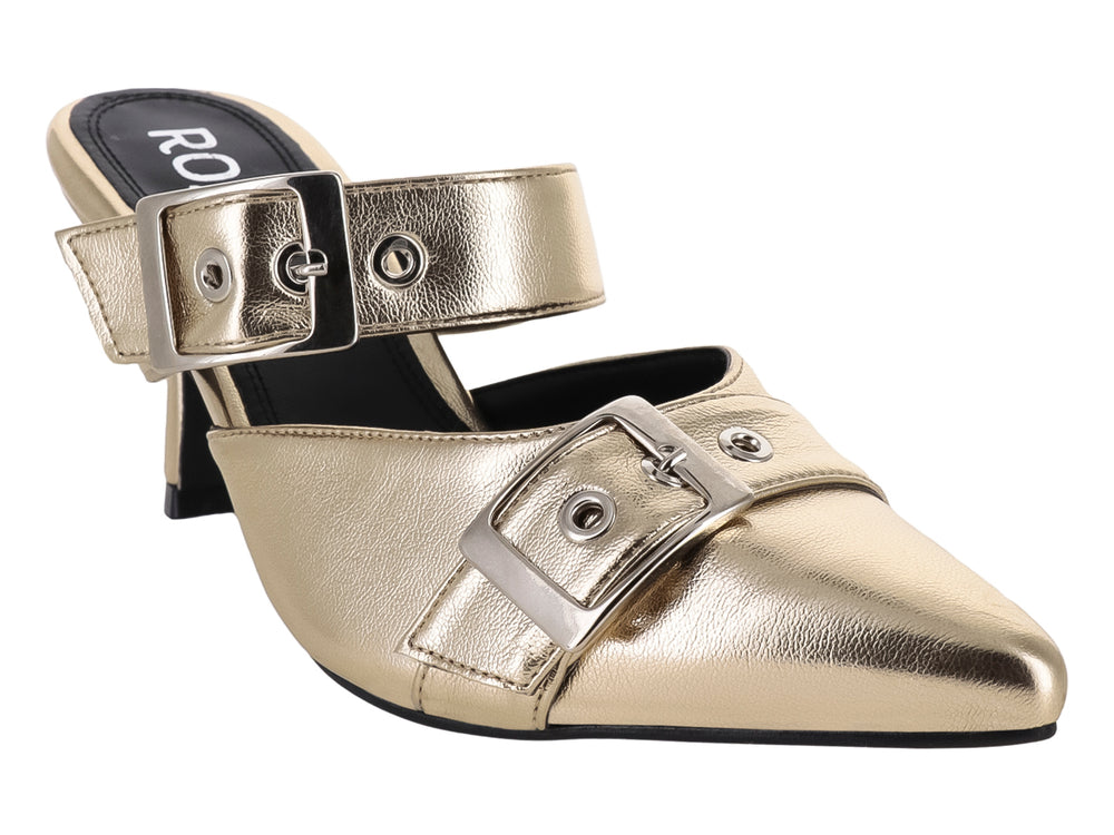 Sandalia mule color oro metálico con punta fina, tacón y hebillas decorativas.