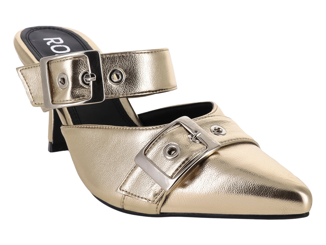 Sandalia mule color oro metálico con punta fina, tacón y hebillas decorativas.