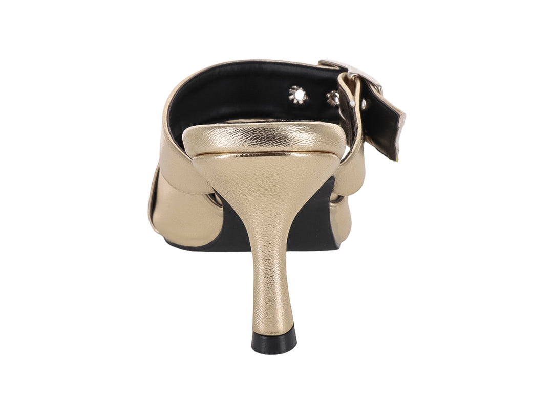 Sandalia mule color oro metálico con punta fina, tacón y hebillas decorativas.