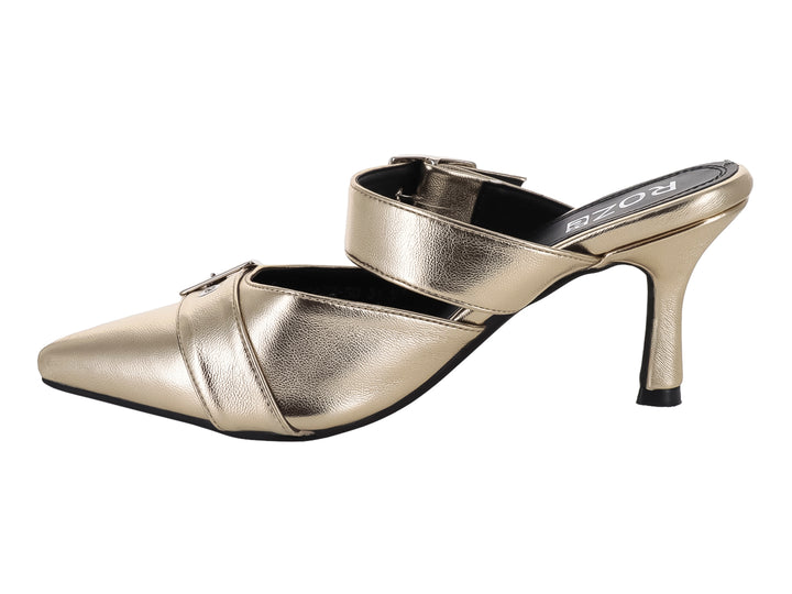 Sandalia mule color oro metálico con punta fina, tacón y hebillas decorativas.