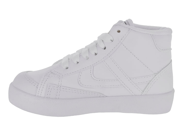 Tenis botín color blanco para niño o niña con agujetas y suela blanca.