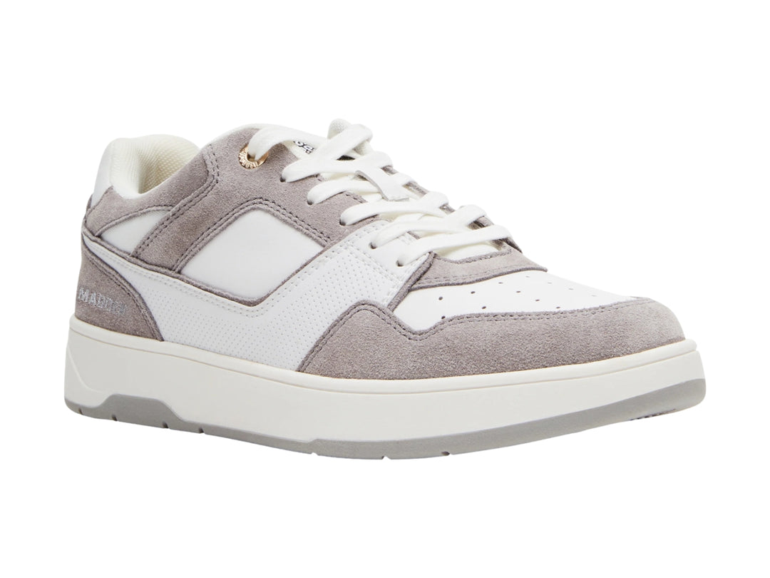 Tenis Steve Madden Traylo en colores blanco y gris con suela blanca y detalles en gamuza.