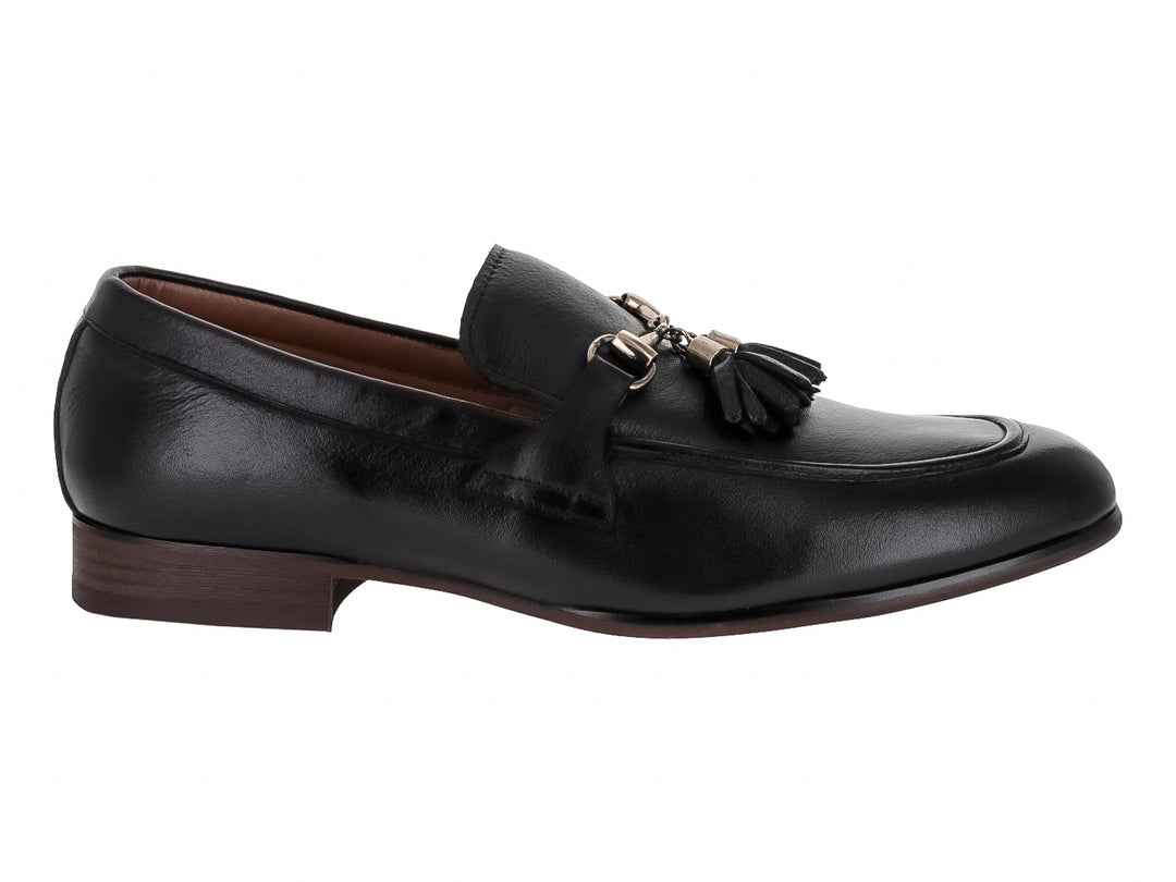 Zapato mocasín de cuero negro con borlas y suela oscura.
