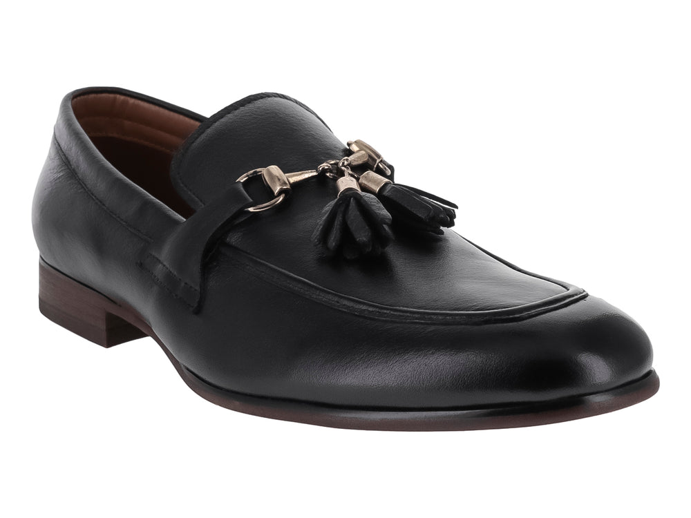 Zapato mocasín de cuero negro con borlas y suela oscura.
