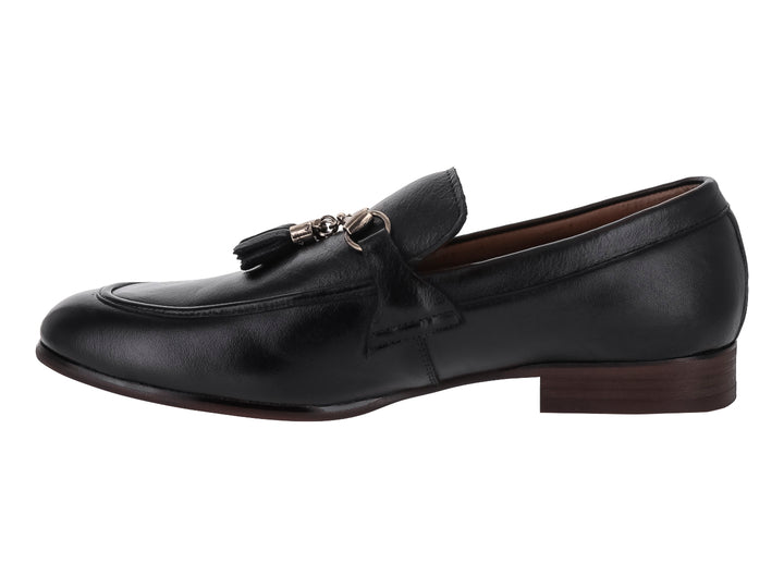 Zapato mocasín de cuero negro con borlas y suela oscura.